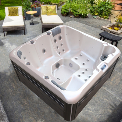 Bathtub Pijat Pusaran Air Panas Akrilik Luar Ruangan Dengan Sistem Suara Bluetooth