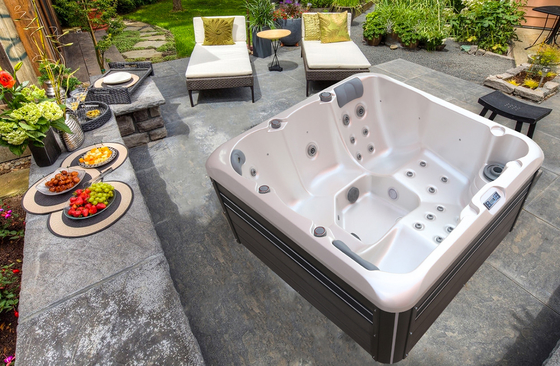 Acrylic Outdoor Hot Tub Whirlpool Bathtub Pijat Dengan Air Terjun Cascading Dan Lampu Berwarna-warni